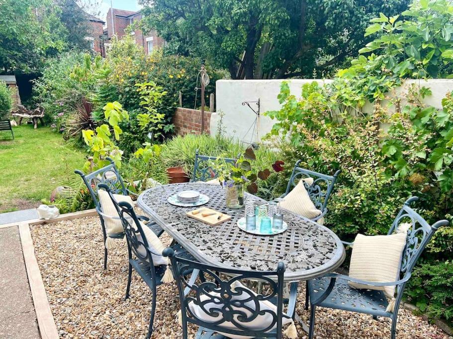 Spacious Semi-Detached Southsea House, Free Parking On Drive بورتسماوث المظهر الخارجي الصورة