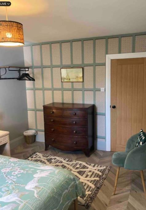 Spacious Semi-Detached Southsea House, Free Parking On Drive بورتسماوث المظهر الخارجي الصورة