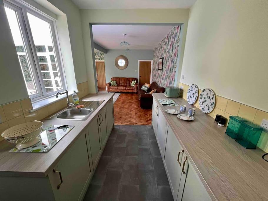 Spacious Semi-Detached Southsea House, Free Parking On Drive بورتسماوث المظهر الخارجي الصورة